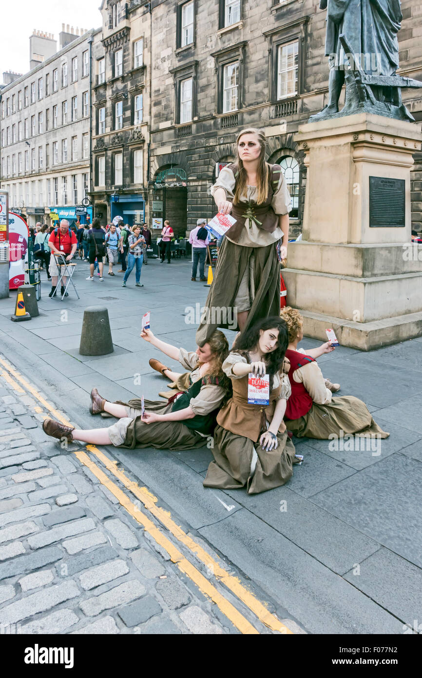Artisti e Musicisti a promuovere i loro spettacoli al Festival di Edimburgo Fringe 2015 nel Royal Mile di Edimburgo in Scozia Foto Stock