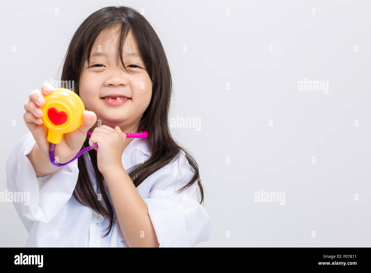 Giovane bambina medicazione medico con strumento medicale in mani. Foto Stock