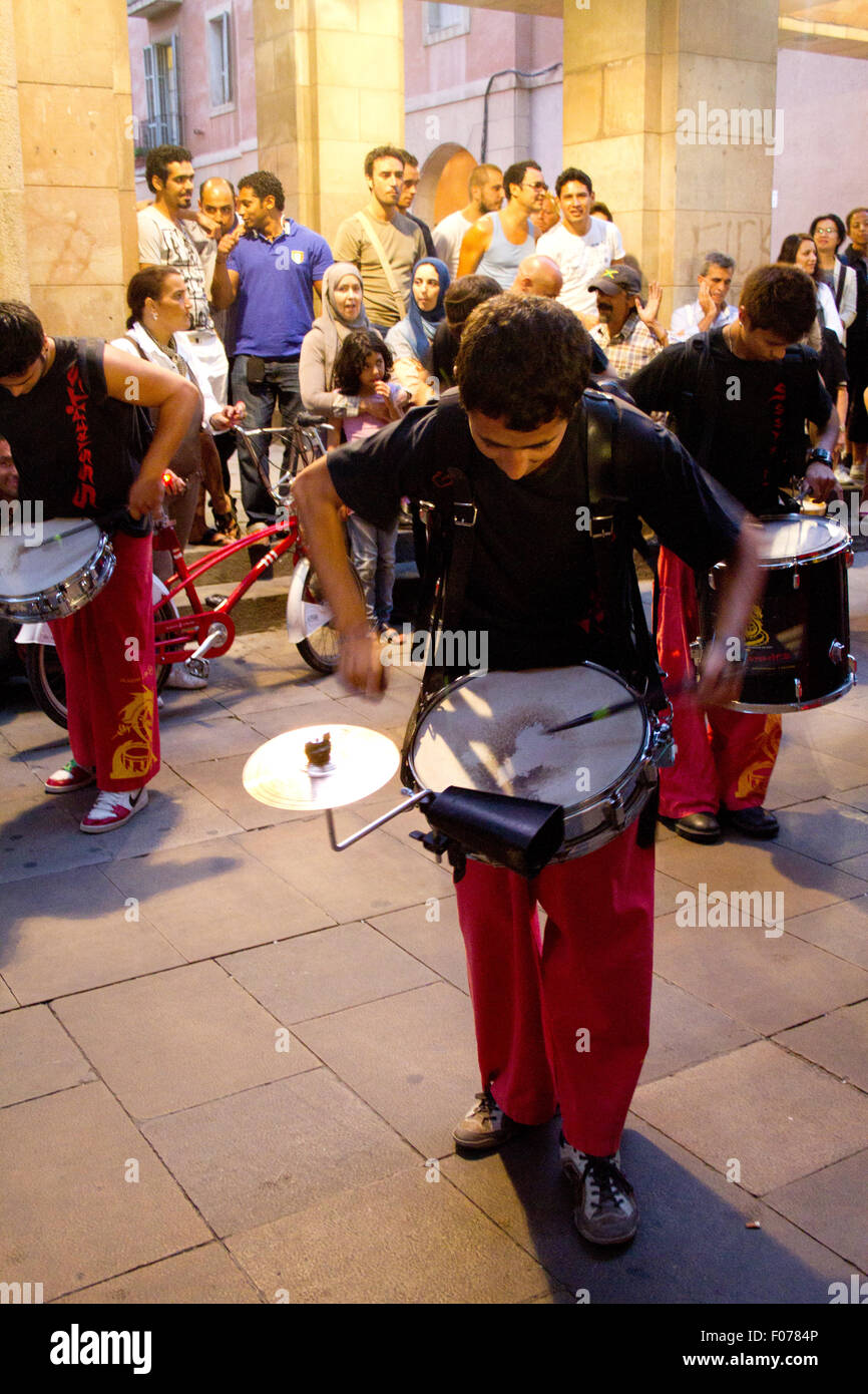 I fusti tradizionali band (gralla) nel Raval Festival (La Festa de Raval) Barcelona, Spagna Foto Stock