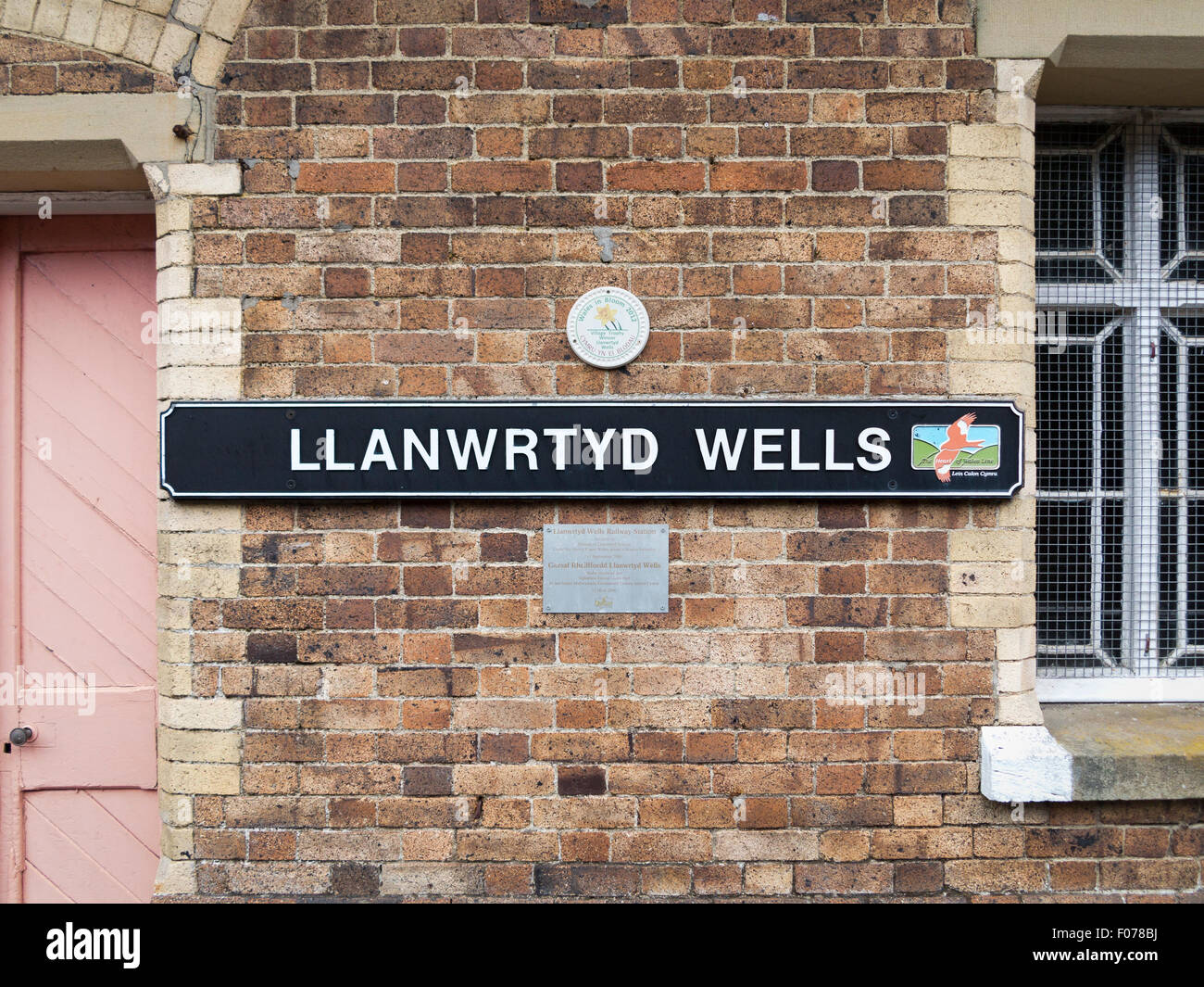 Il nome della stazione segno presso la Stazione Ferroviaria di Llanwrtyd Wells, Powys, il Galles Centrale Foto Stock