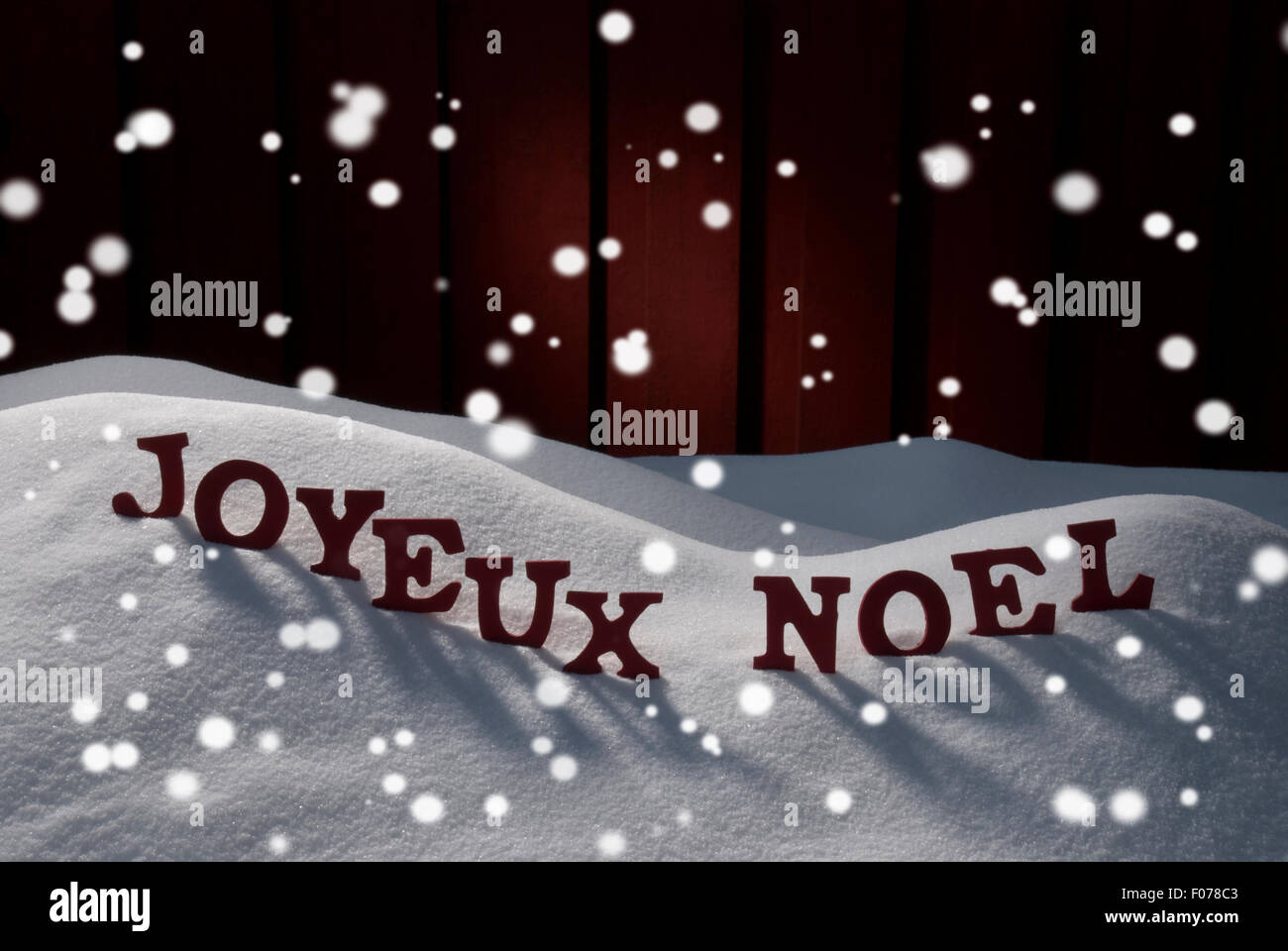 Joyeux Noel significa buon Natale con i fiocchi di neve Foto Stock