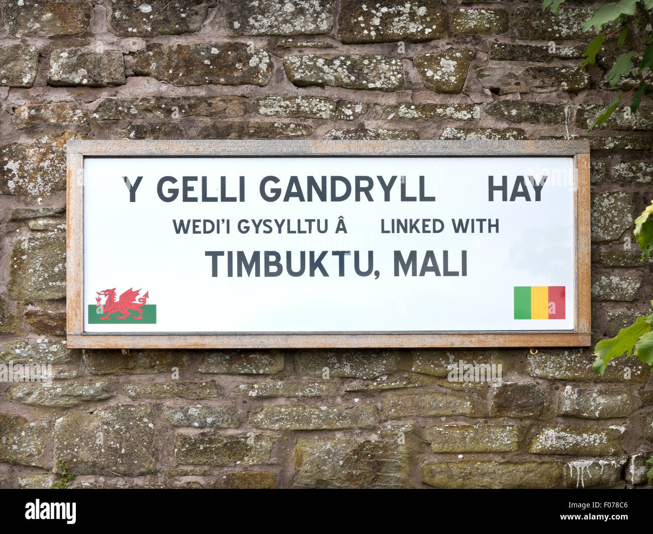 Y Gelli Gandryll fieno legato con Timbuktu, Mali sign in Hay on Wye, Inghilterra Foto Stock