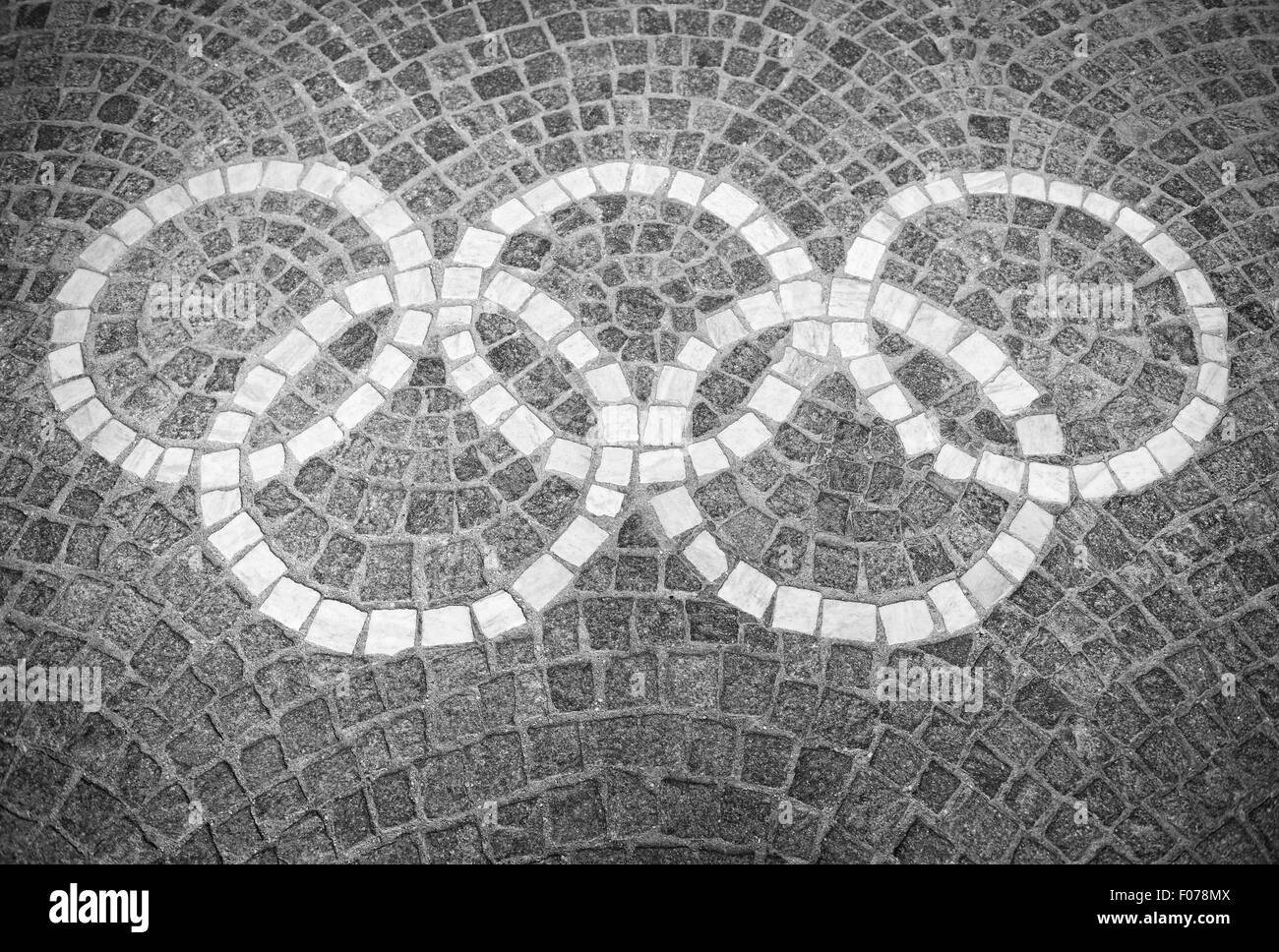 Roma, Italia - Luglio 2012: Decorative anelli olimpici logo in set di blocchi di pietra al Foro Italico. Foto Stock