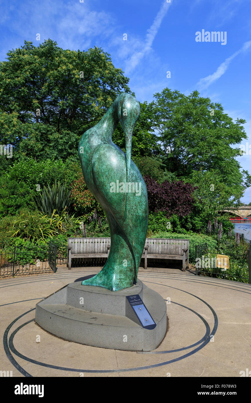 Isis, una grande scultura in bronzo accanto alla serpentina, Hyde Park, Londra, su un luminoso giorno d'estate Foto Stock