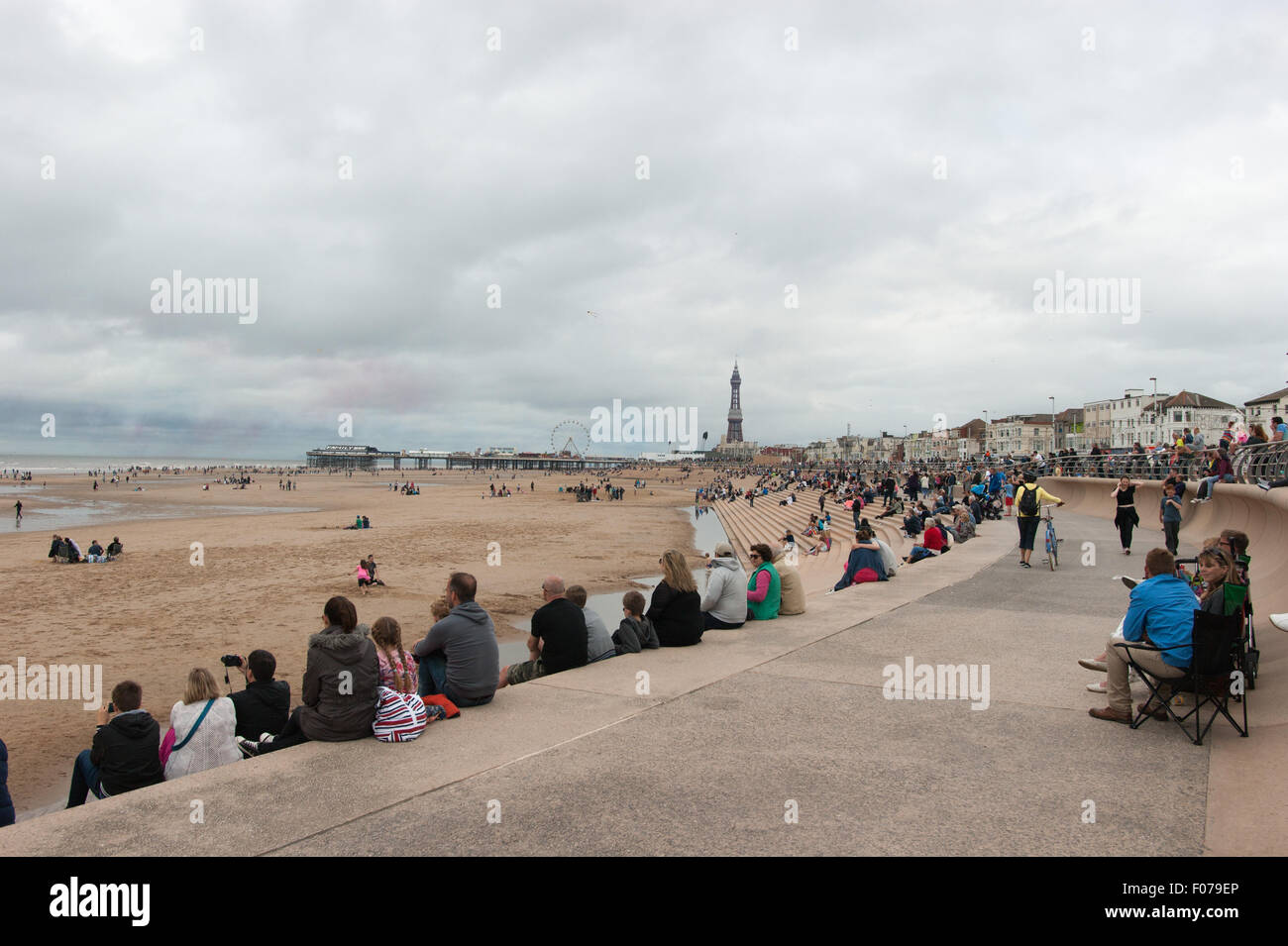 Blackpool, Regno Unito. Il 9 agosto, 2015. Hugh folla gregge al resort per guardare il finale con le frecce rosse di eseguire i loro show. La passeggiata diventa griglia bloccata come l'Airshow di arriva alla fine. Credito: Gary Telford/Alamy live news Foto Stock