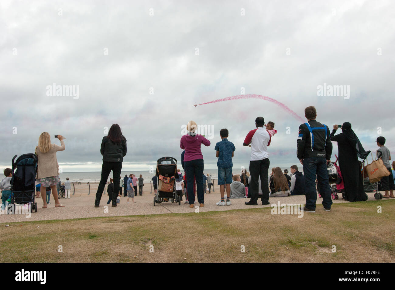 Blackpool, Regno Unito. Il 9 agosto, 2015. Hugh folla gregge al resort per guardare il finale con le frecce rosse di eseguire i loro show. La passeggiata diventa griglia bloccata come l'Airshow di arriva alla fine. Credito: Gary Telford/Alamy live news Foto Stock