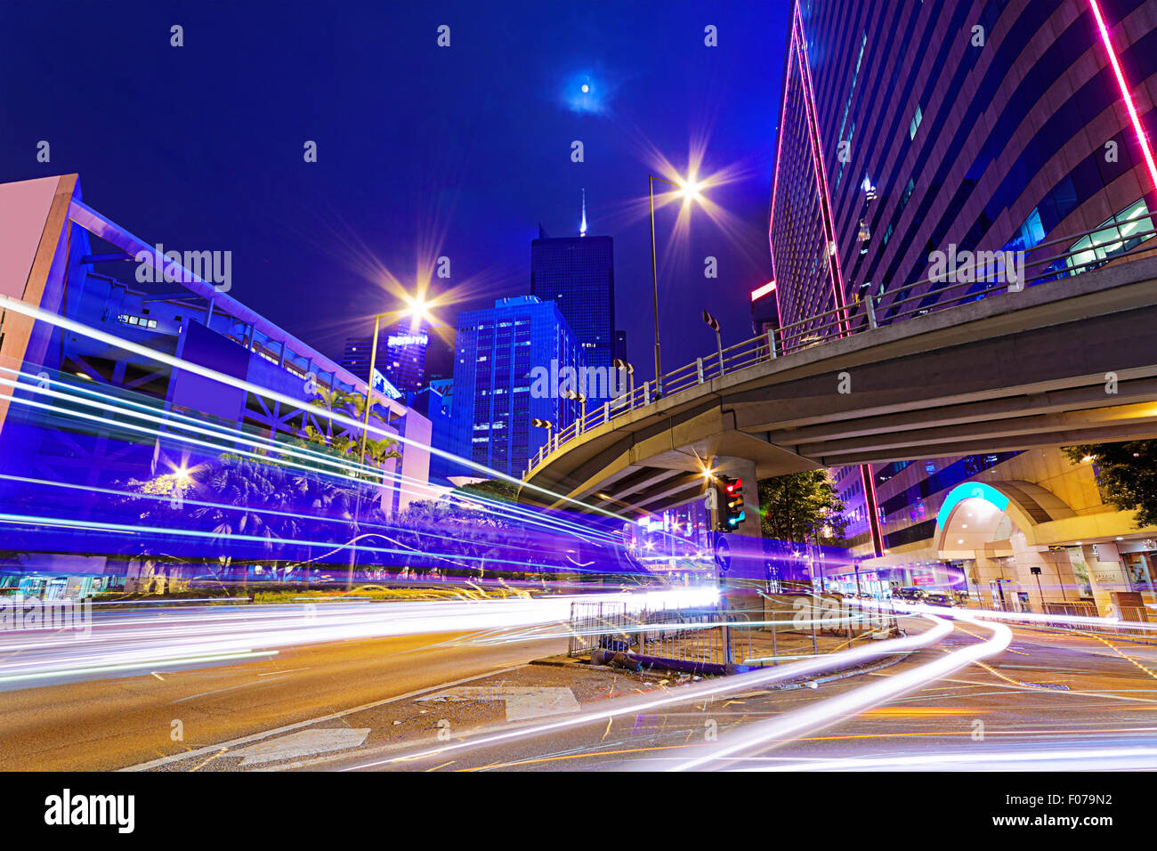 Il traffico intenso della notte in finanza urban Foto Stock