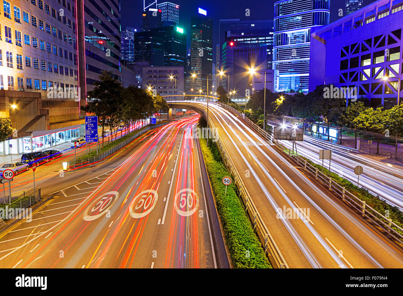 Il traffico intenso della notte in finanza urban Foto Stock