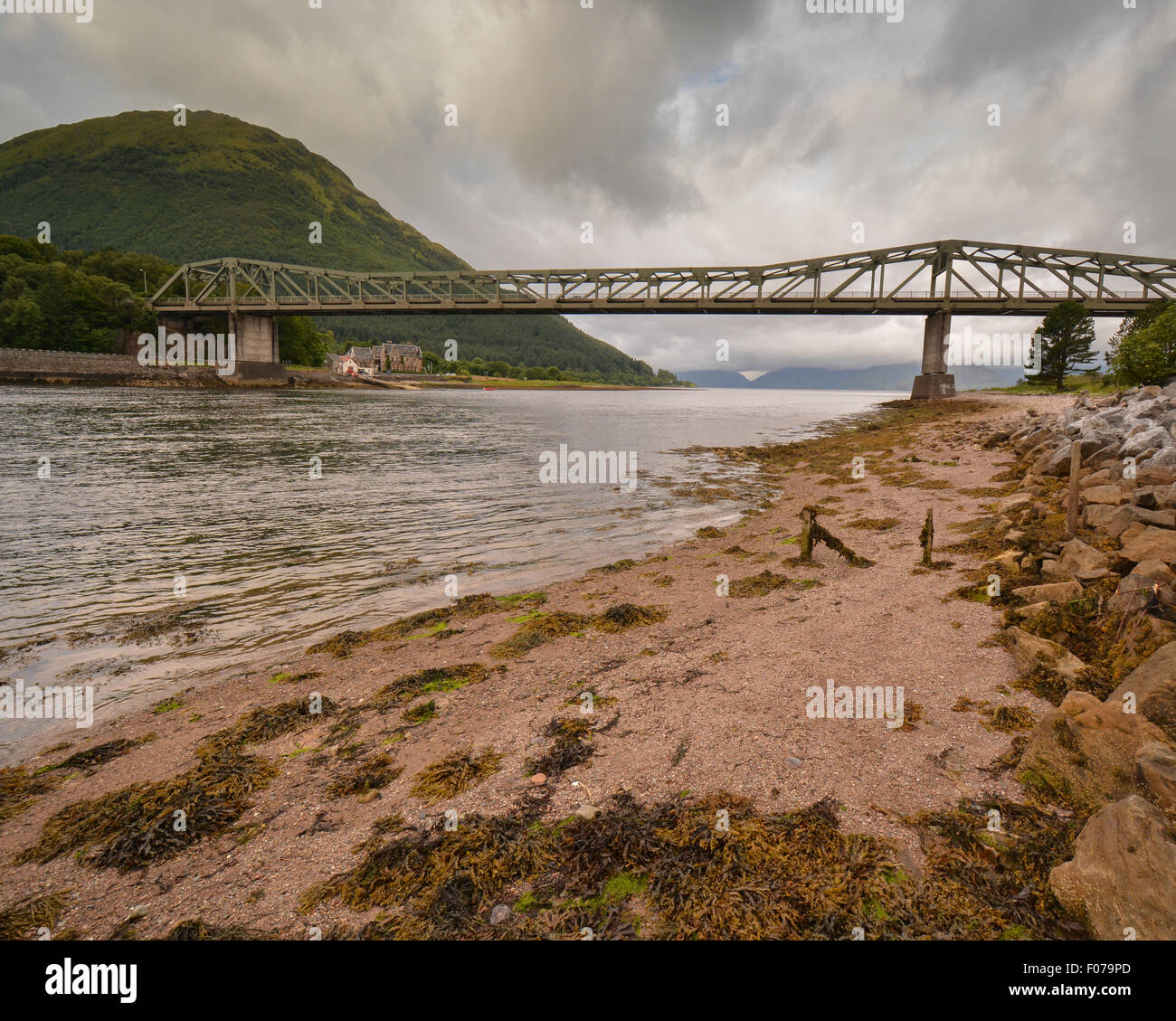 Ballachulish ponte che attraversa il si restringe tra Loch Leven e Loch Linnhe, portante la A82 Road, Scotland, Regno Unito Foto Stock