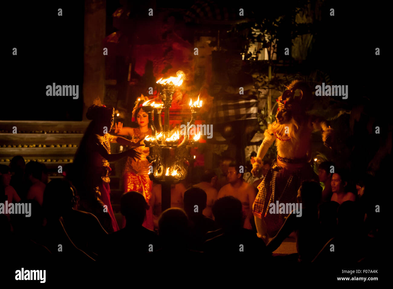Spettacolo di danza teatrale balinese a Ubud, Bali, Indonesia. Foto Stock