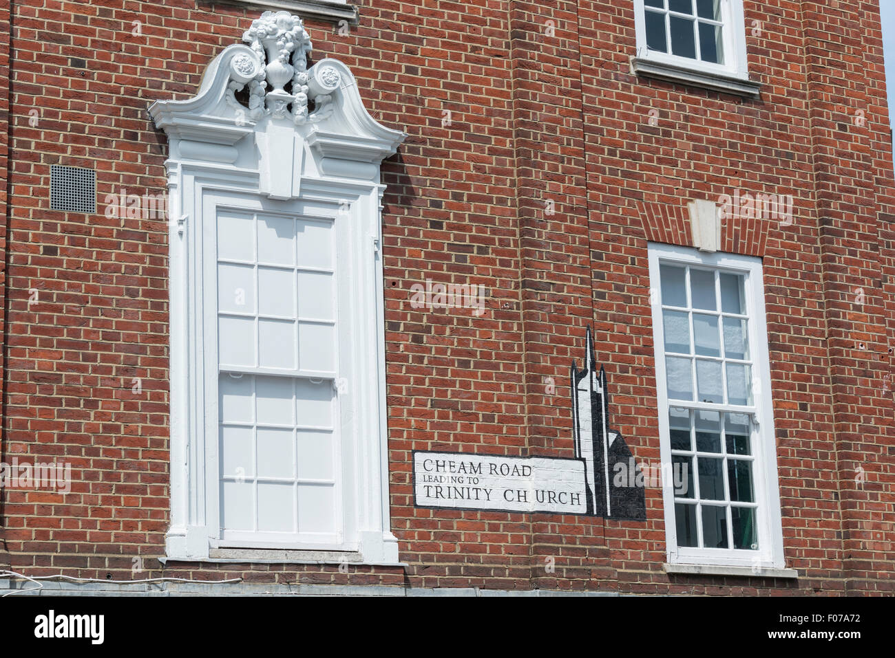 Un cartello stradale su edificio Georgiano, Cheam Road, Sutton, London Borough of Sutton, Greater London, England, Regno Unito Foto Stock