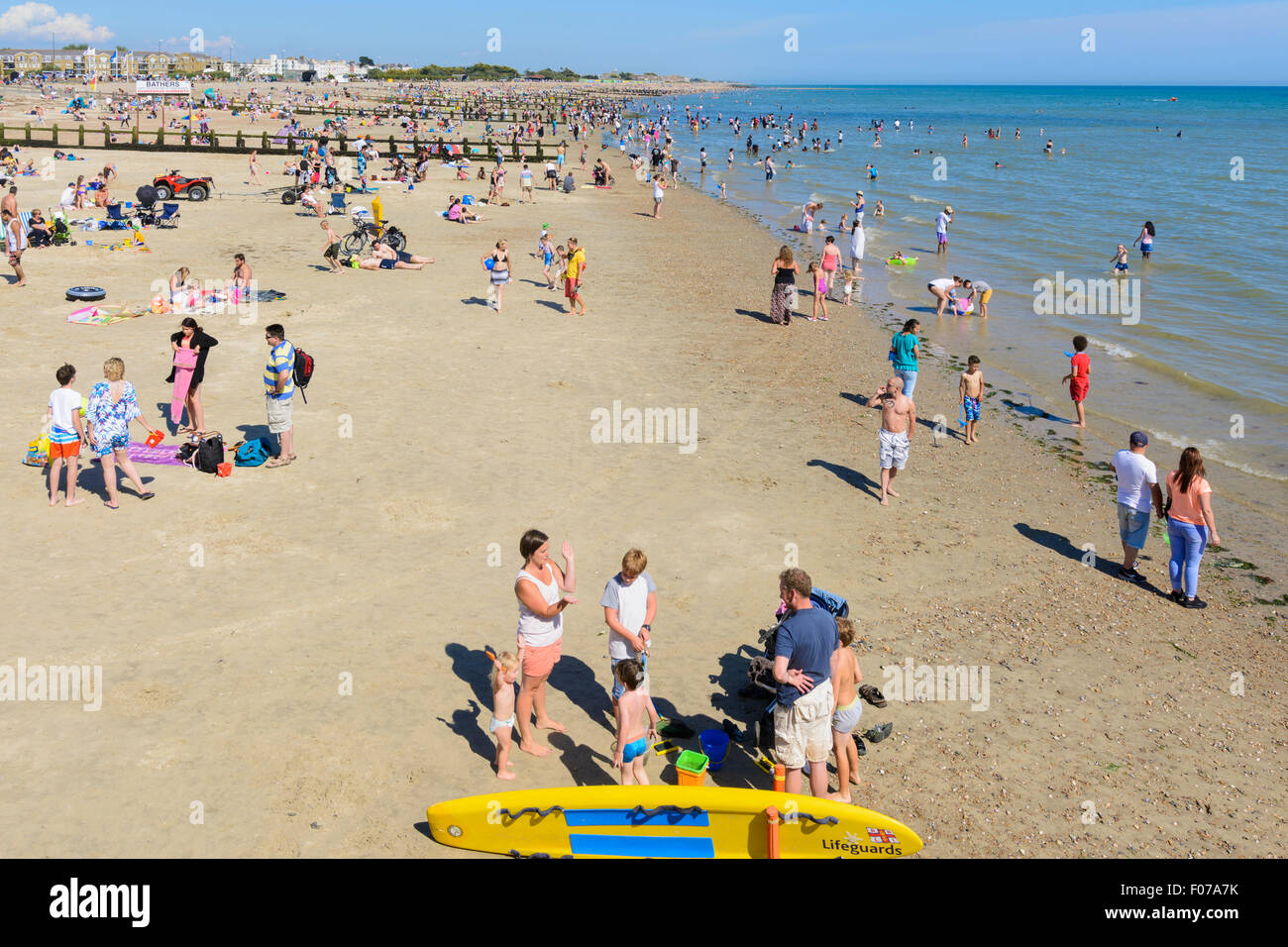 Occupato spiaggia "bandiera blu" in una giornata di sole a Littlehampton, West Sussex, in Inghilterra, Regno Unito. Foto Stock