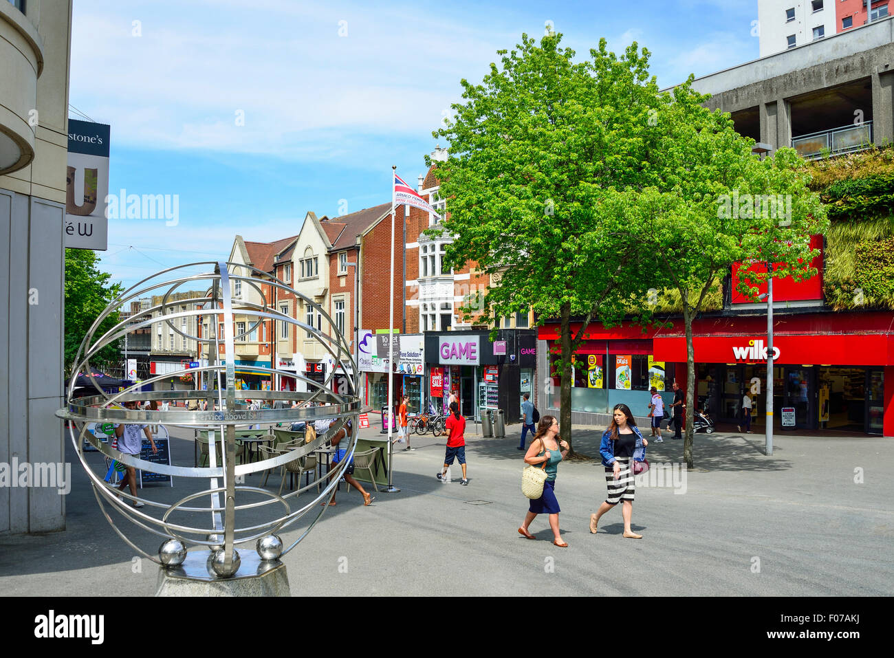 Scultura rotante e High Street, Sutton, London Borough of Sutton, Greater London, England, Regno Unito Foto Stock