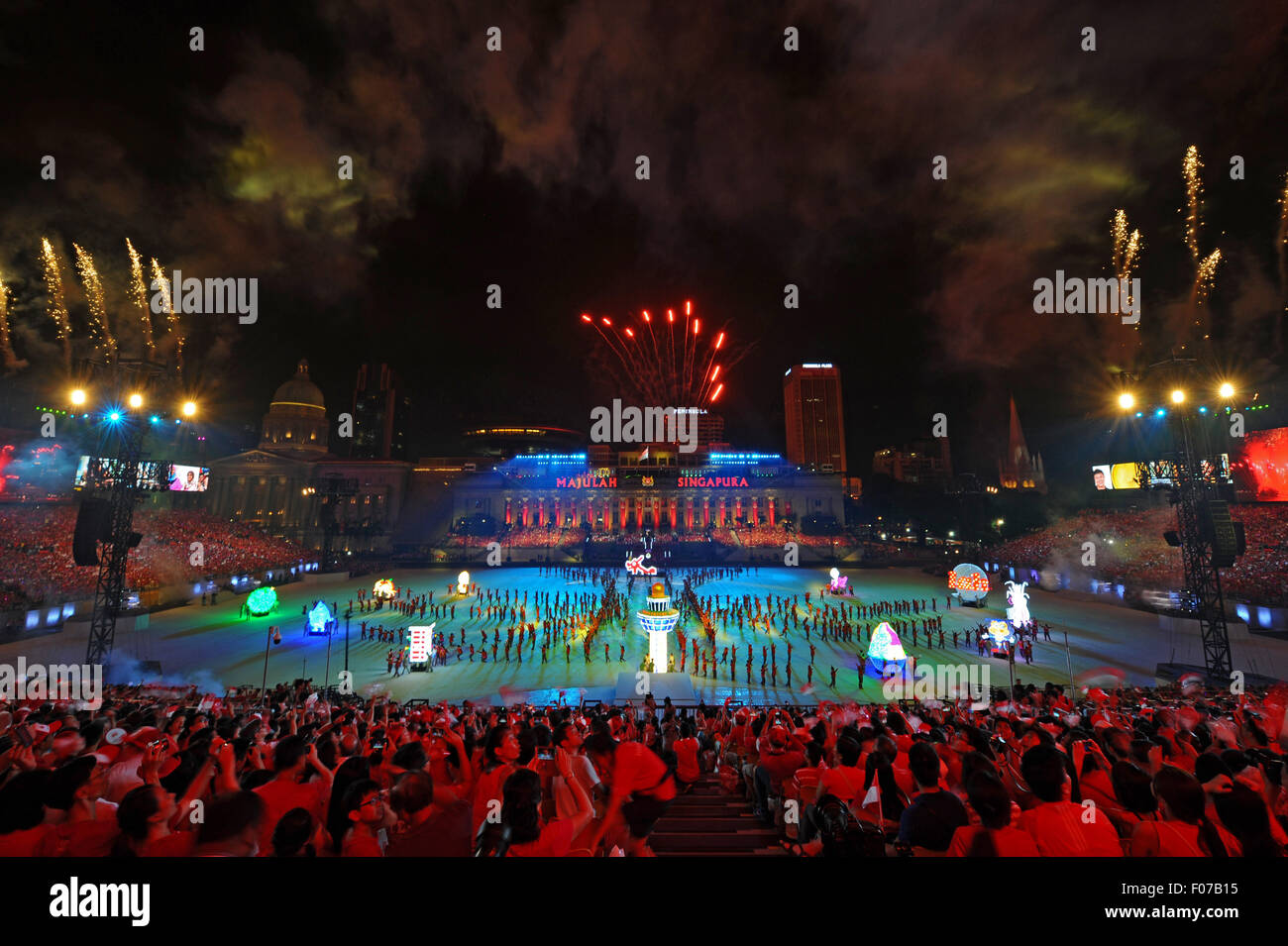 (150810) -- di Singapore, il 10 agosto 2015 (Xinhua) -- Foto scattata il 9 agosto ,2015 mostra una vista delle celebrazioni di Singapore il Giubileo d oro in Singapore. Singapore ha celebrato il suo Giubileo d oro di domenica con il più grande di sempre Giornata Nazionale Parade (NDP), che commemora la città stato di indipendenza. (Xinhua/quindi Chih Wey) Foto Stock