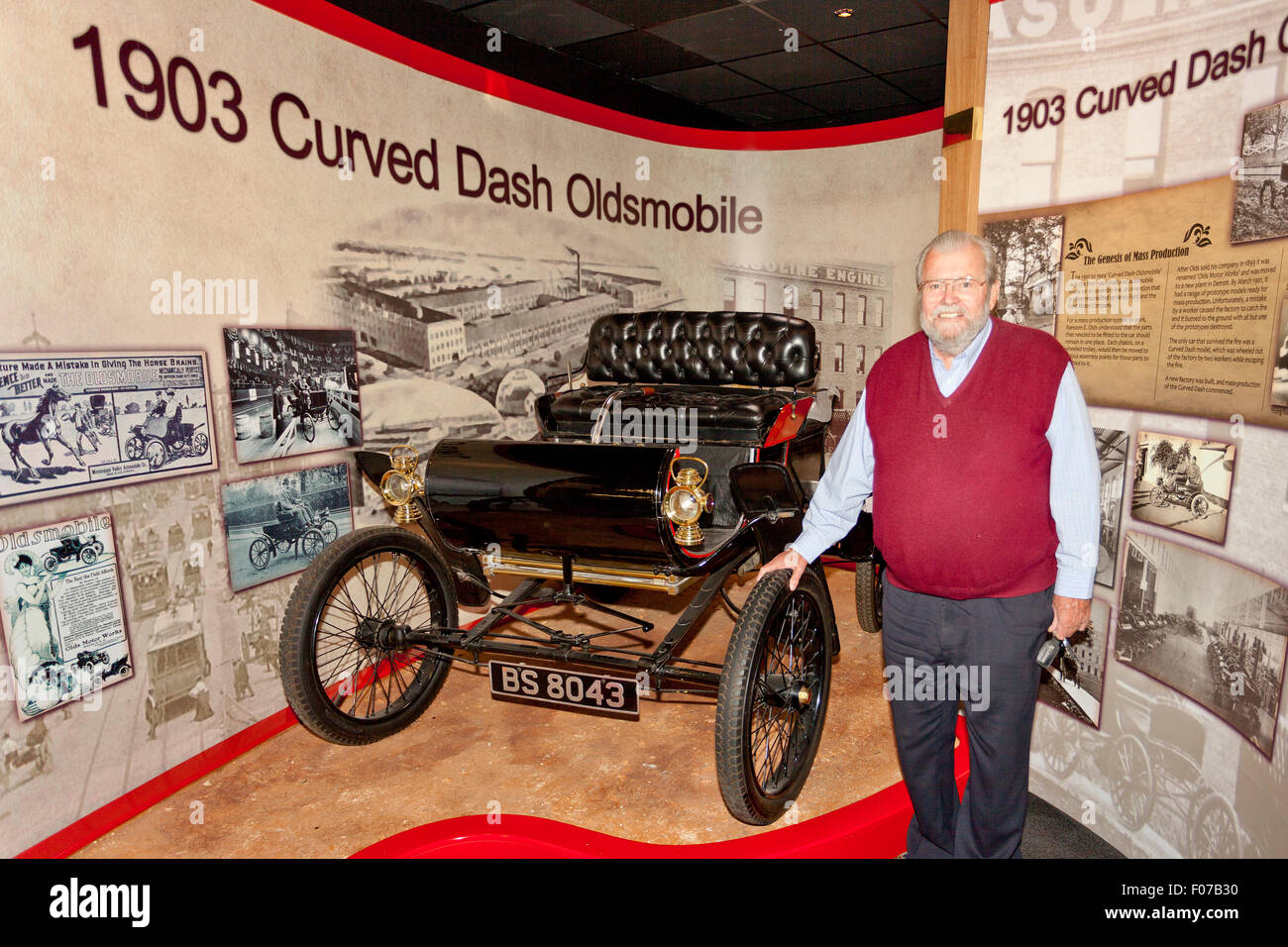 John Haynes fondatore della Haynes International Motor Museum, Sparkford, Somerset, Inghilterra e 1903 Oldsmobile. Foto Stock