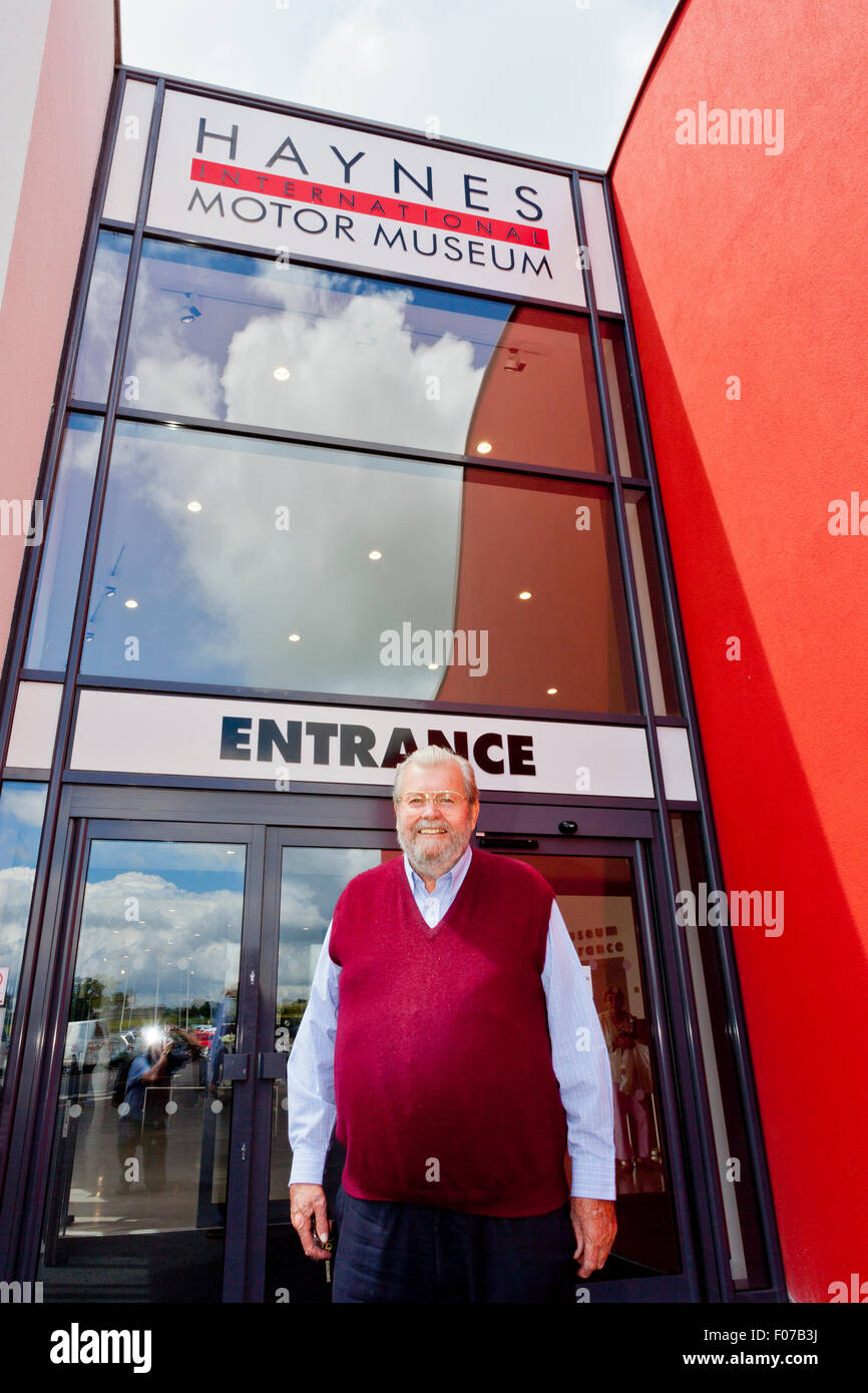 John Haynes fondatore della Haynes International Motor Museum, Sparkford, Somerset, Inghilterra al suo imponente nuovo ingresso. Foto Stock