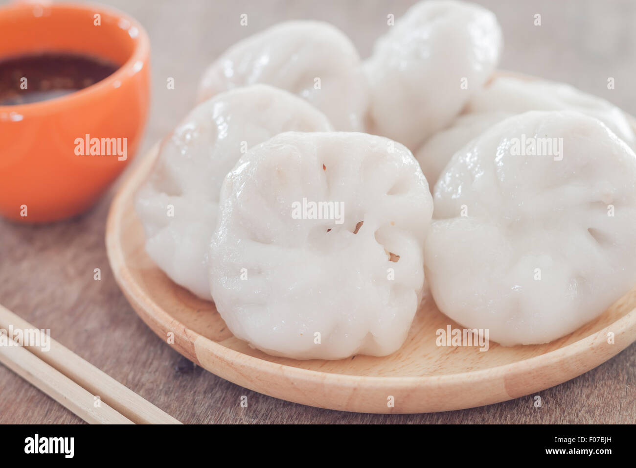 Porro cinese dessert al vapore su un tavolo di legno, stock photo Foto Stock