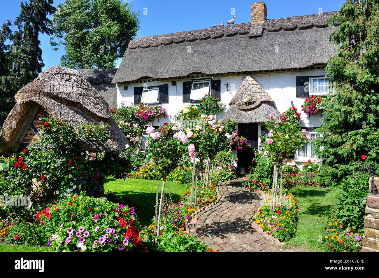 Graziosi cottage con tetto in paglia e giardino, Longford Village, London Borough of Hillingdon, Greater London, England, Regno Unito Foto Stock