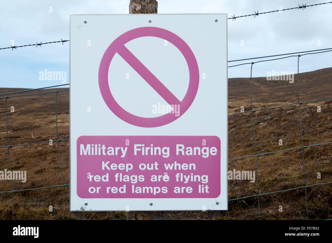 Segnale di avvertimento per la recinzione di confine del Cape Wrath zona di addestramento militare, Cape Wrath deserto, Sutherland, Scotland, Regno Unito Foto Stock