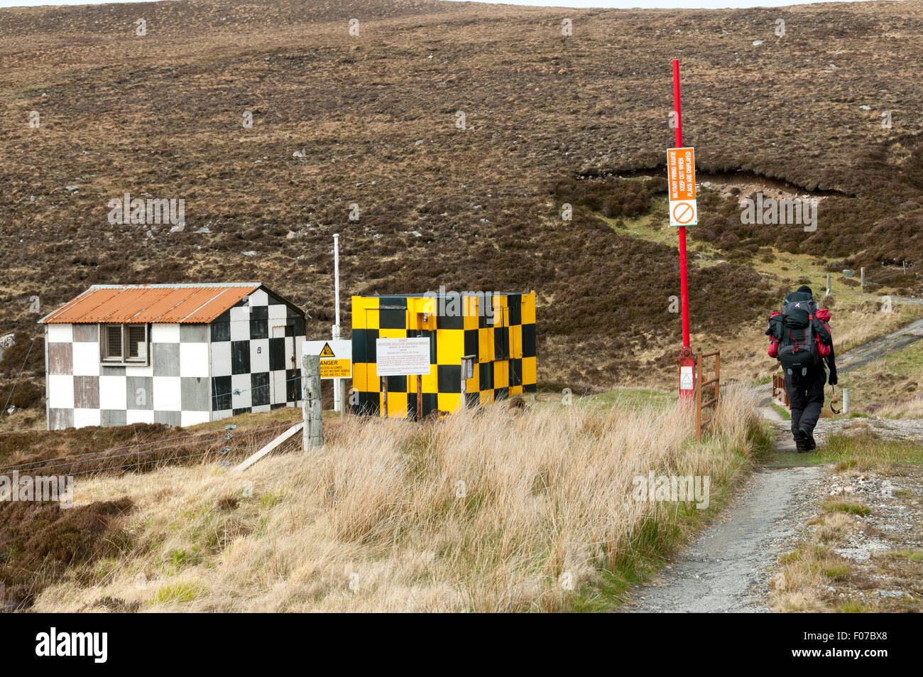 Il checkpoint sulla strada per il faro di confine del Cape Wrath zona di addestramento militare, Sutherland, Scotland, Regno Unito Foto Stock
