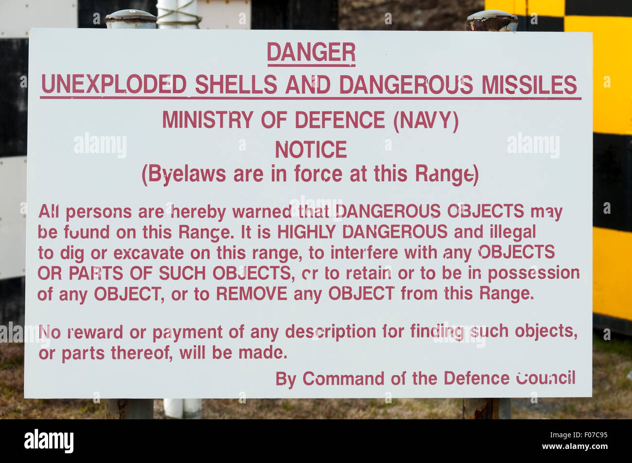 Segnale di avvertimento in corrispondenza della zona di confine checkpoint del Cape Wrath zona di addestramento militare, Sutherland, Scotland, Regno Unito Foto Stock