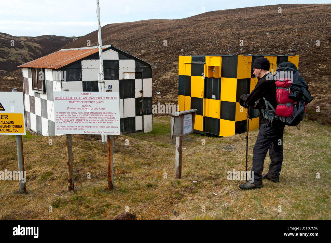 Il checkpoint sulla strada per il faro di confine del Cape Wrath zona di addestramento militare, Sutherland, Scotland, Regno Unito Foto Stock