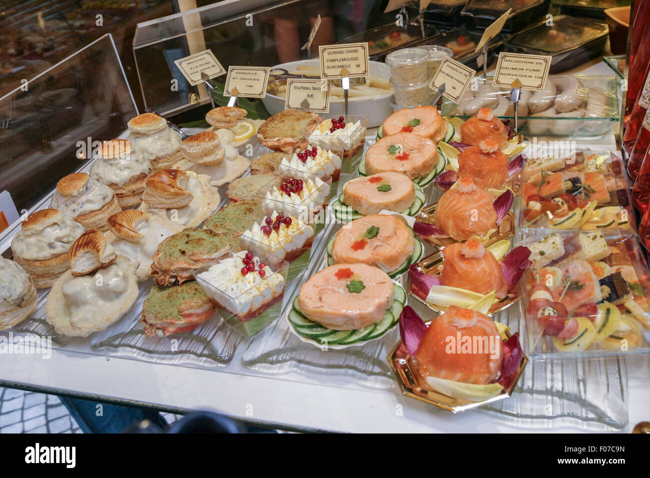 Delicatezze di mare SUL DISPLAY, Rue Montorgueil, Parigi Francia - circa 2009. Il salmone, la polpa di granchio, e anatra prelibatezze sono visualizzati in un Foto Stock