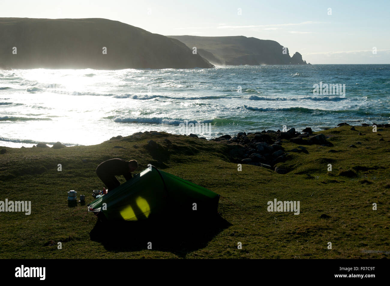 Campeggio selvaggio a Kearvaig, baia sulla costa nord est di Cape Wrath, Sutherland, Scotland, Regno Unito. Foto Stock