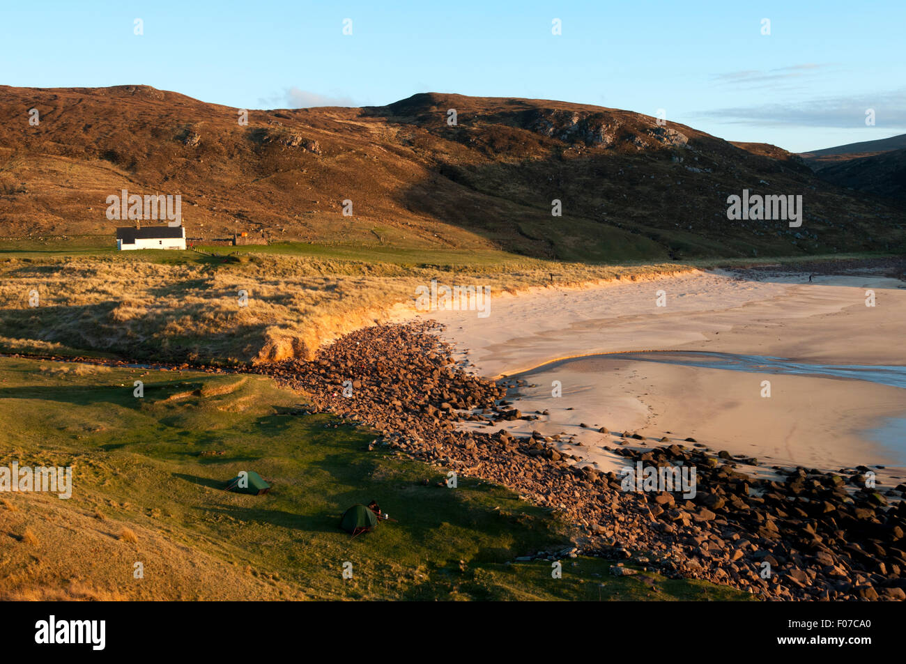 Campeggio selvaggio vicino Kearvaig Bothy a Kearvaig, baia sulla costa nord est di Cape Wrath, Sutherland, Scotland, Regno Unito. Foto Stock