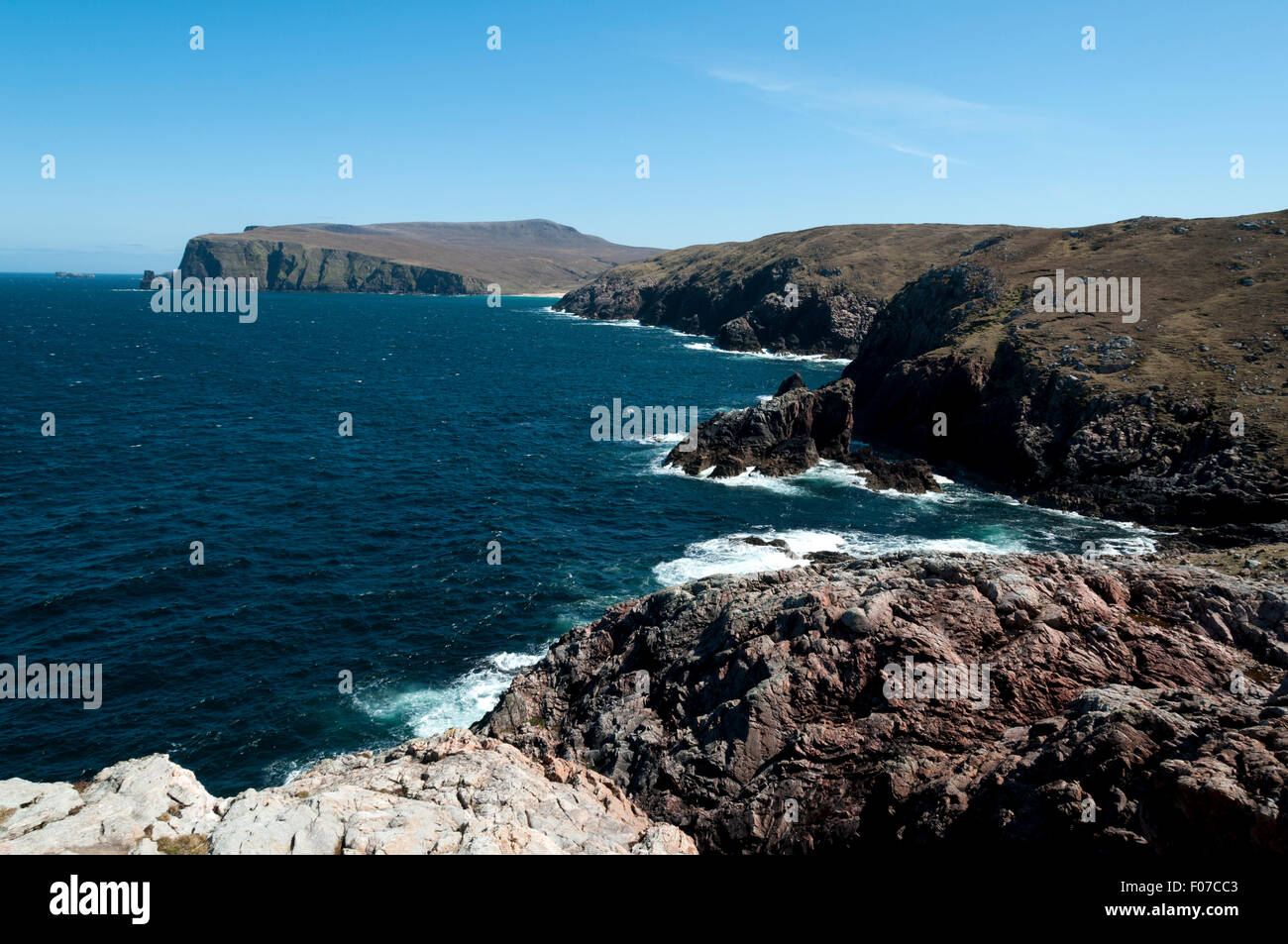 La costa nord guardando ad est verso la spiaggia sabbiosa di Kearvaig Bay, dal vicino a Cape Wrath, Sutherland, Scotland, Regno Unito Foto Stock