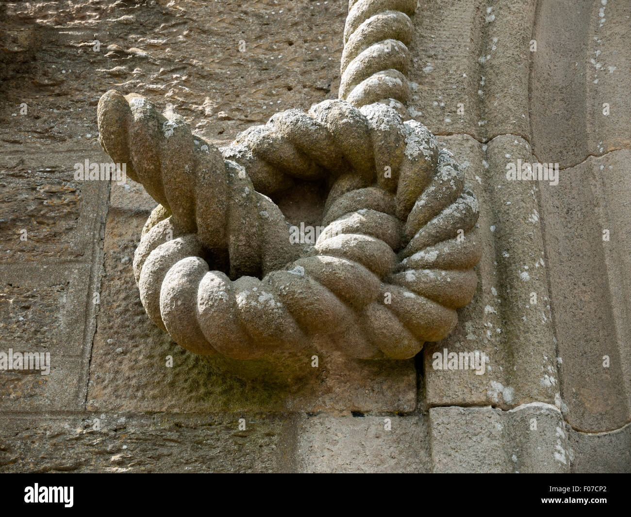 Scultura in pietra di una corda annodata all'entrata a Dunbar ospedale, Thurso, Caithness in Scozia, Regno Unito Foto Stock