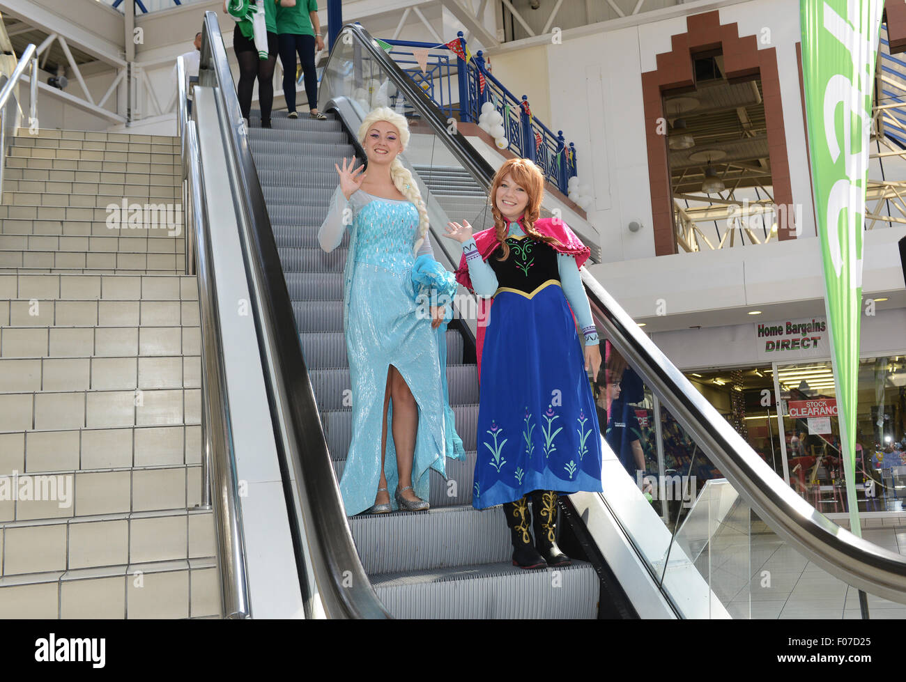 Disney caratteri frozen Anna & Elsa presso la Old Square Shopping Centre Walsall Foto Stock