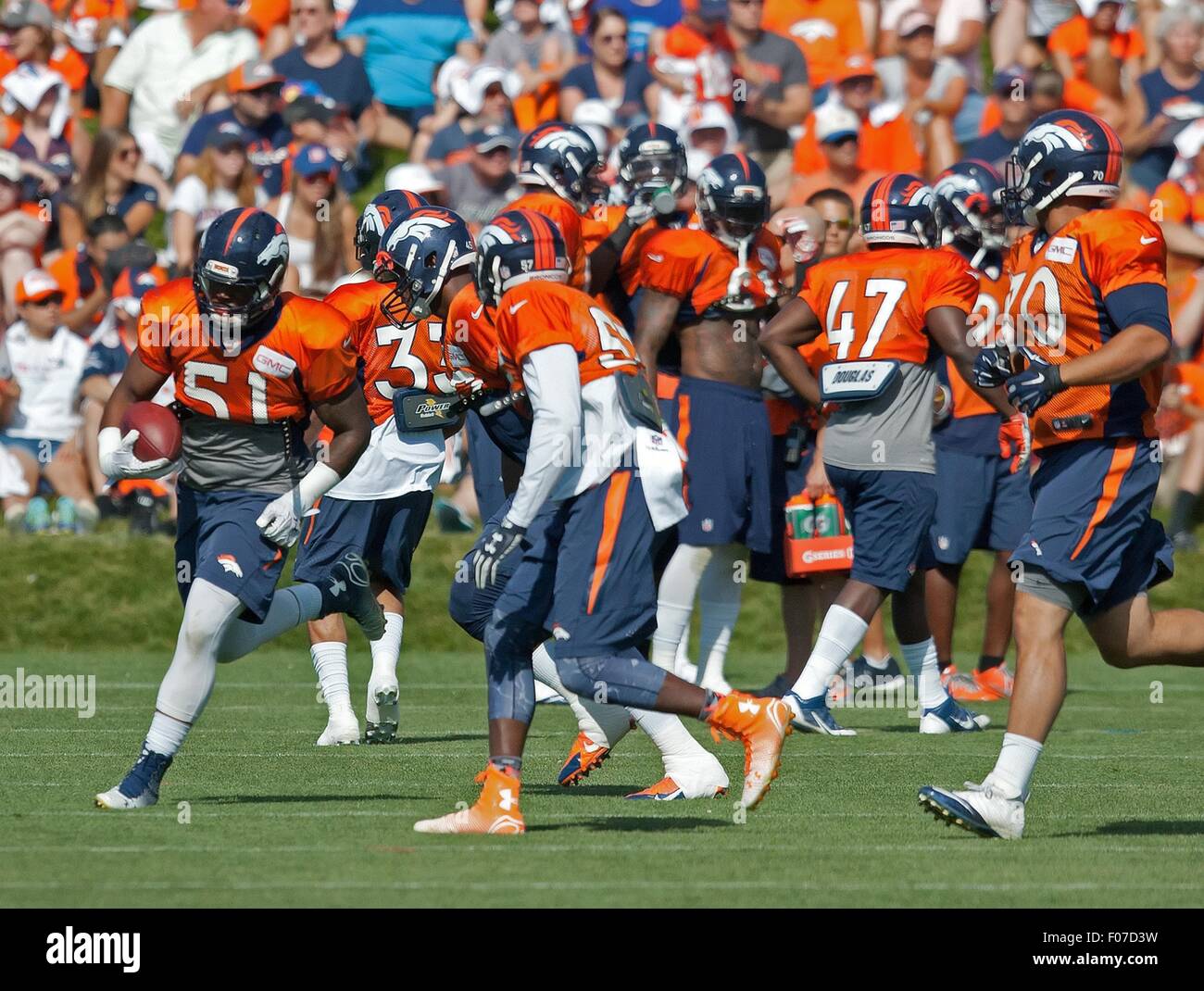 Englewood, Colorado, Stati Uniti d'America. Il 9 agosto, 2015. Broncos ILB TODD DAVIS, estrema sinistra passa attraverso esercitazioni durante i Broncos Training Camp a UCHealth Training Center a valle Colomba sabato mattina. © Hector Acevedo/ZUMA filo/Alamy Live News Foto Stock