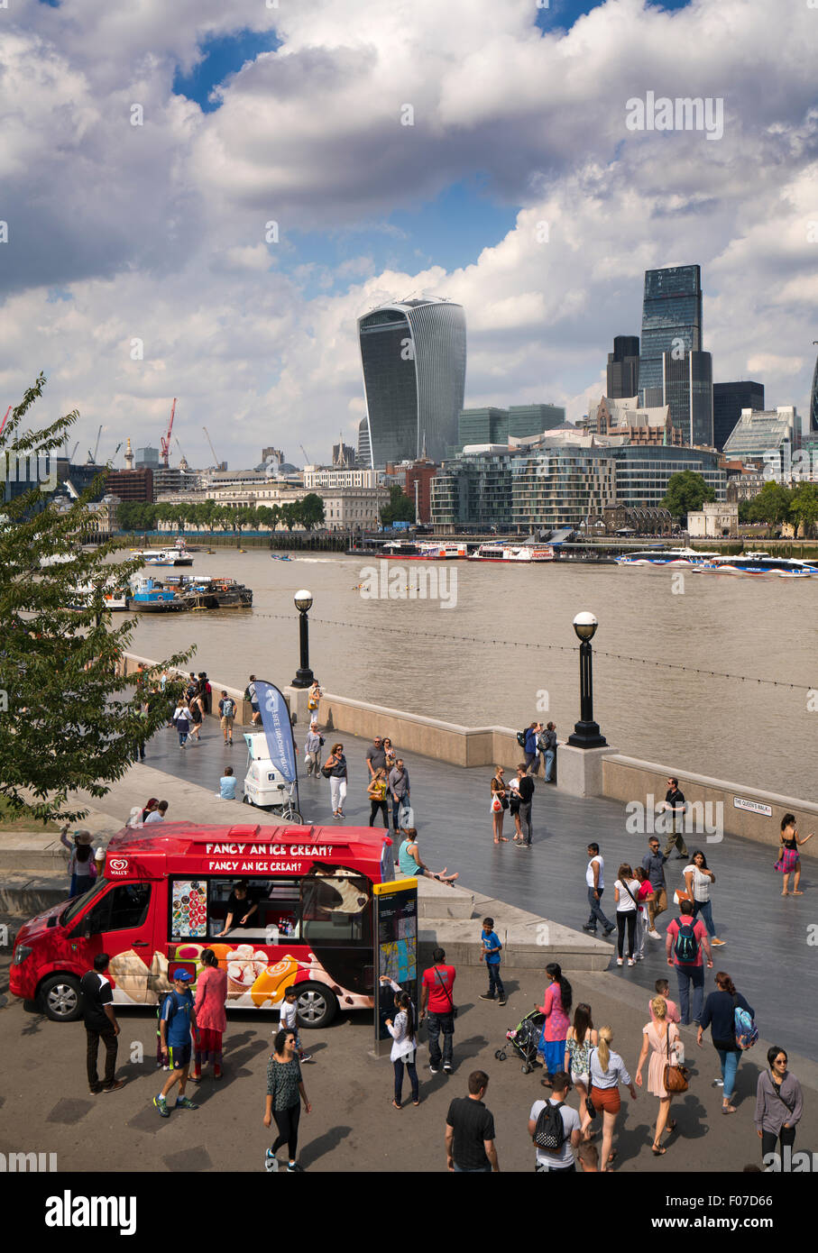 Regina a piedi dal Tower Bridge guardando in direzione di City of London Foto Stock