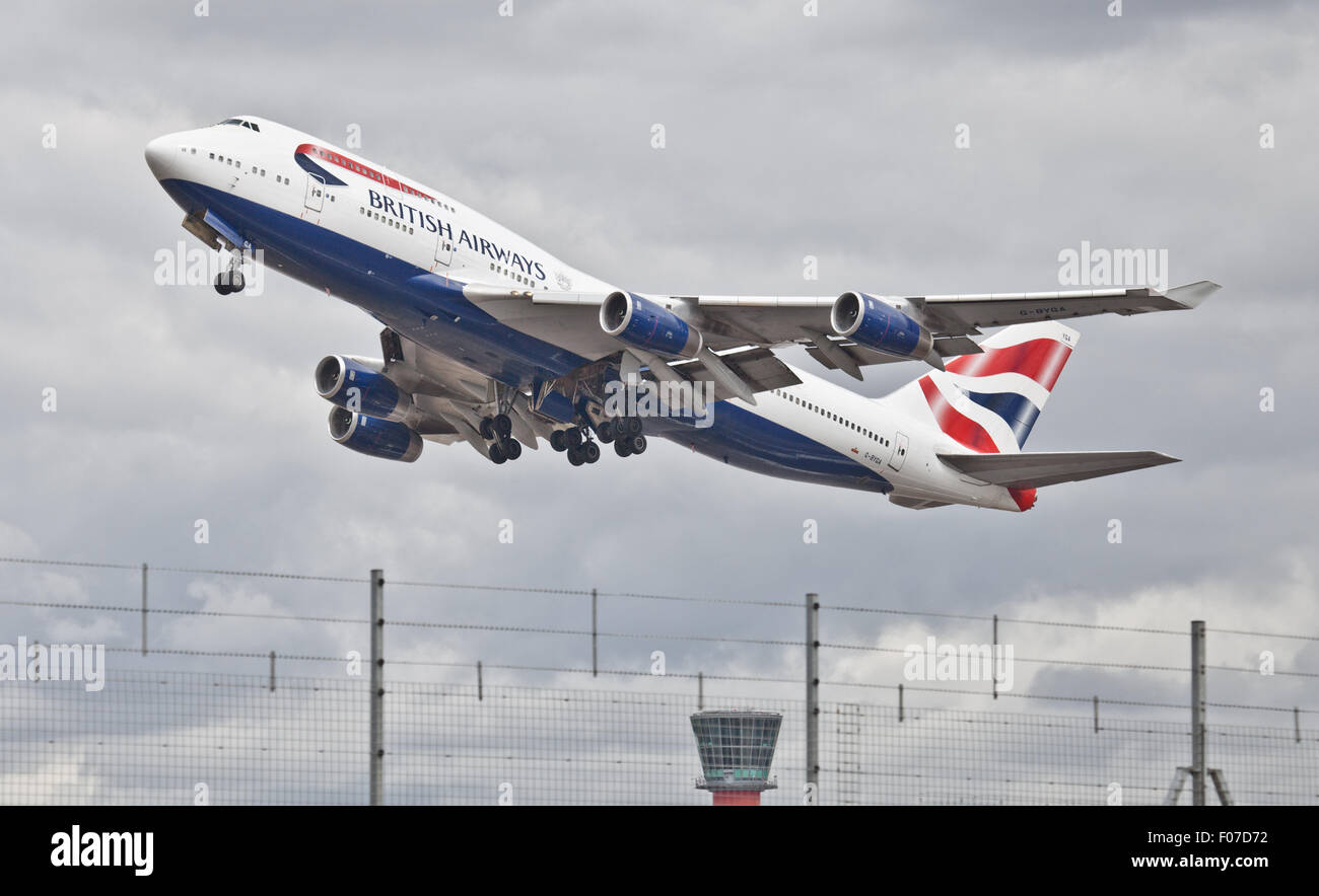 British Airways Boeing 747 G-BYGA decollo dall aeroporto di Heathrow LHR Foto Stock