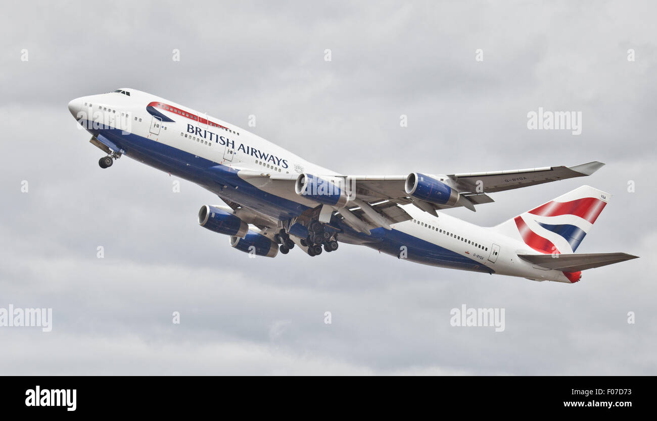British Airways Boeing 747 G-BYGA decollo dall aeroporto di Heathrow LHR Foto Stock