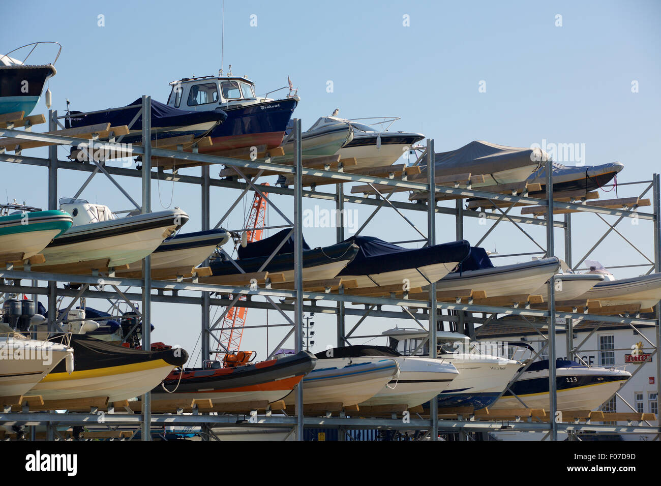 Pila di barche. Spettacolo inconsueto con un rack pieno di barche sulla banchina nel dock di campanatura Old Portsmouth. Foto Stock