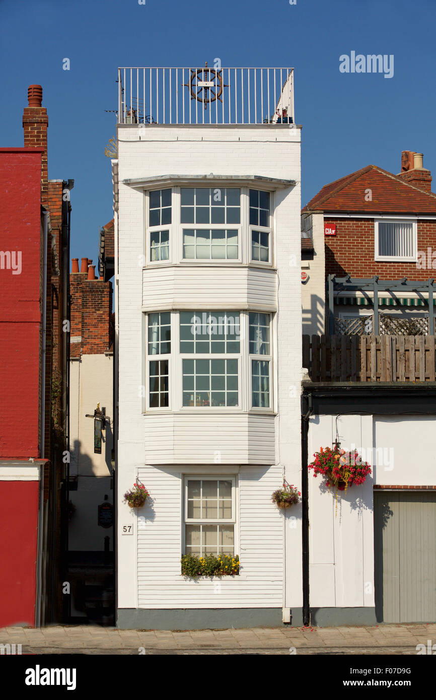 Bella casa di stretta su Spice Island in Old Portsmouth. Bianco edificio in legno con una ruota di navi in alto balcone. Foto Stock