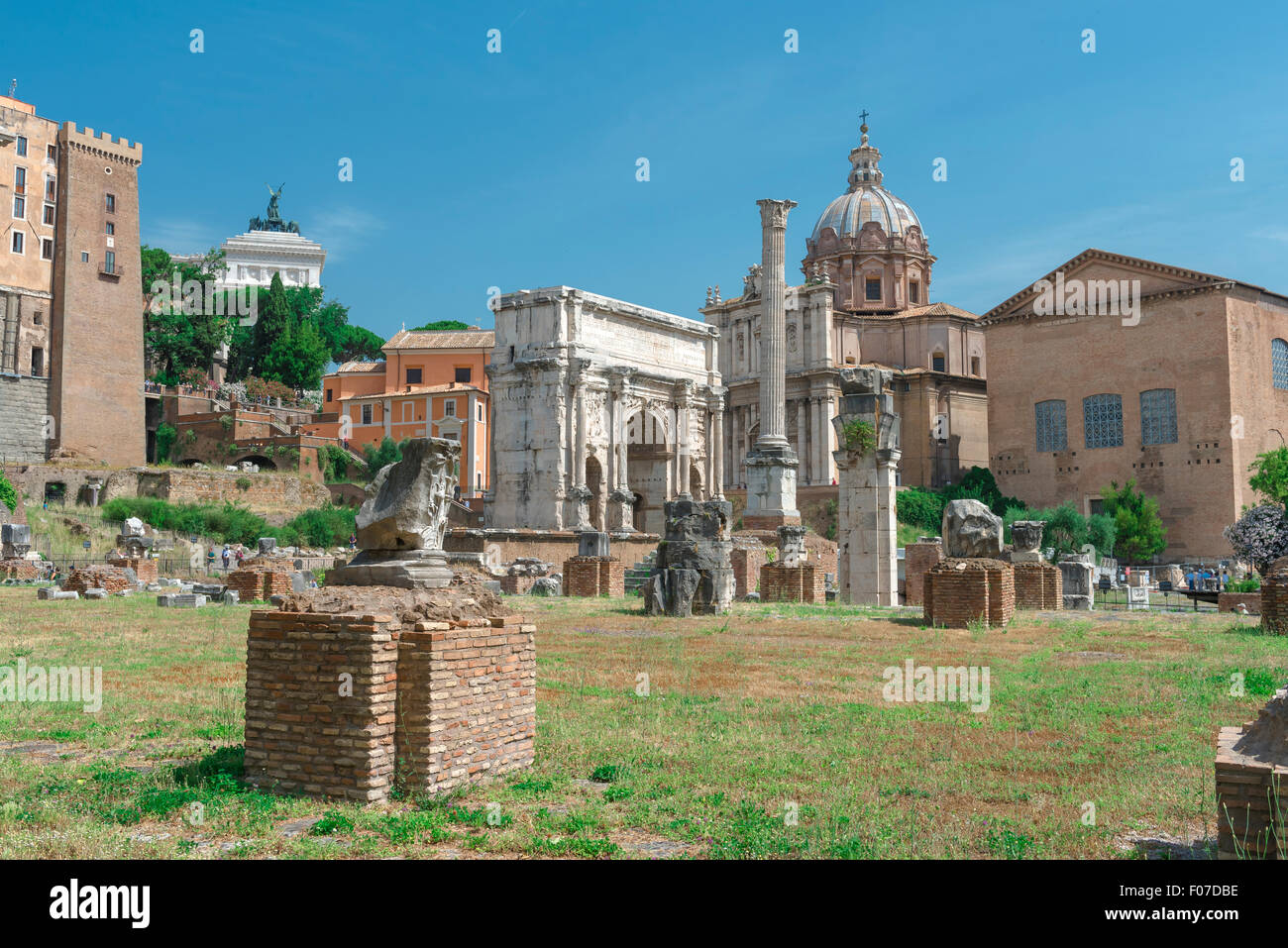 Forum di Roma, vista sul Foro Romano che mostra l'arco trionfale di Settimio Severo e il III secolo D.C. Curia edificio nel centro di Roma, Italia. Foto Stock