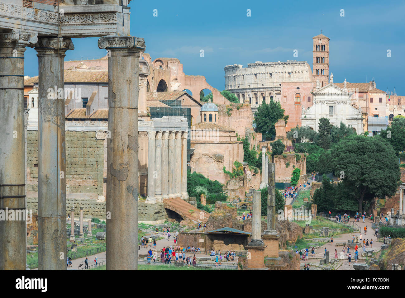 Forum di Roma, visualizzazione del forum nel centro di Roma che mostra il Colosseo Flaviano in distanza, Roma Italia. Foto Stock