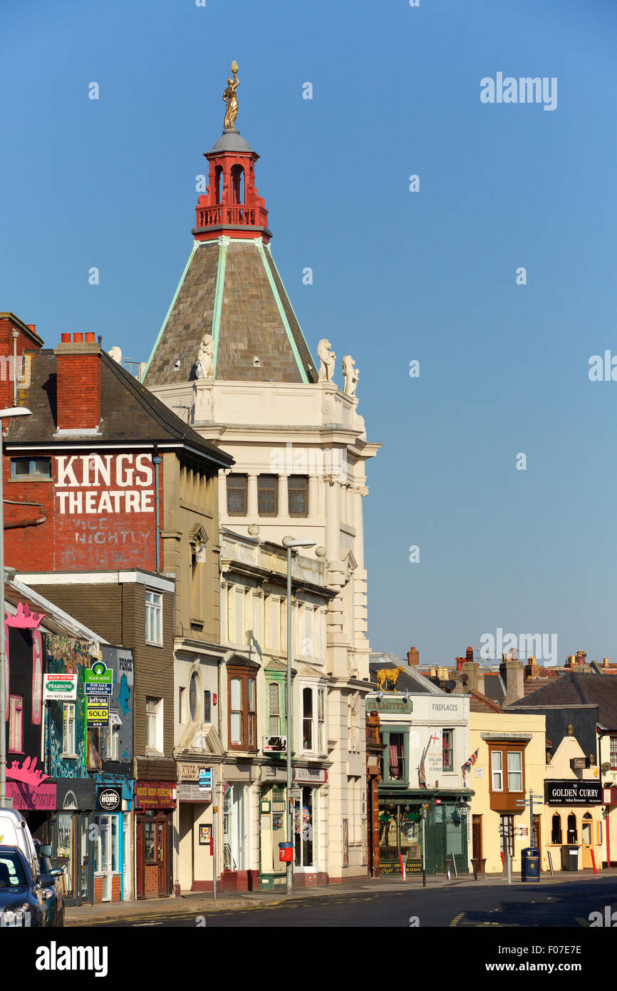 Albert Road a Portsmouth, una strada tranquilla in scena con il famoso punto di riferimento il Kings Theatre nel centro. Foto Stock