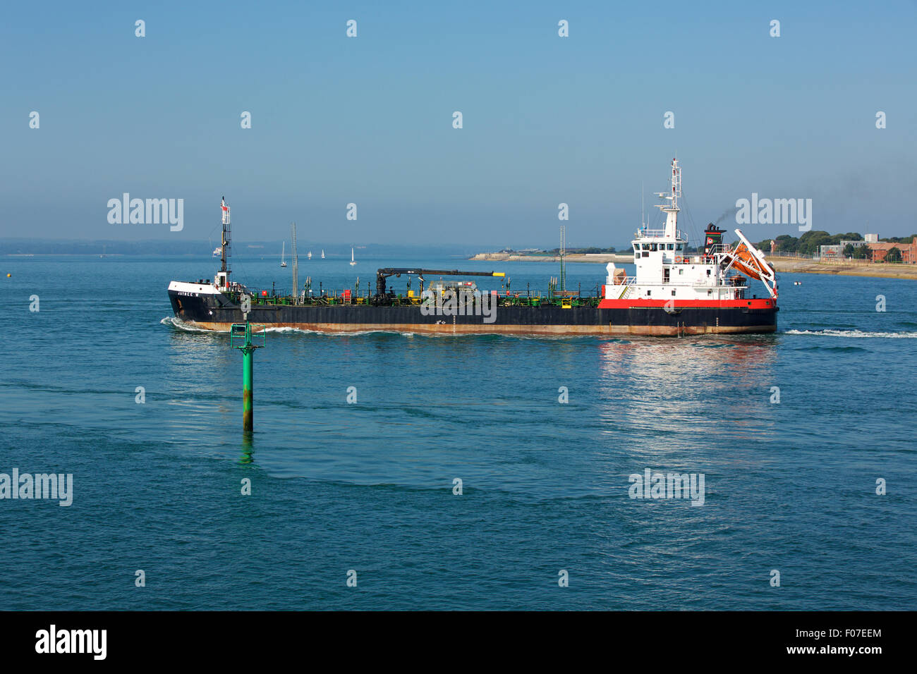 Il Jaynee W, una piccola petroliera di lasciare il porto di Portsmouth. Utility utilizzata di navi cisterna per il trasporto di olio combustibile. Foto Stock