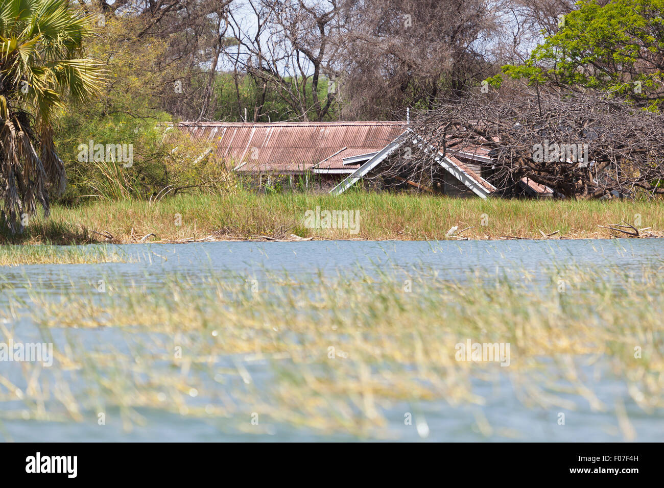 In un invaso hotel resort a Lake Baringo in Kenya. In molti villaggi turistici dove distrutto quando il lago di livello di acqua di rose inaspettatamente da fou Foto Stock