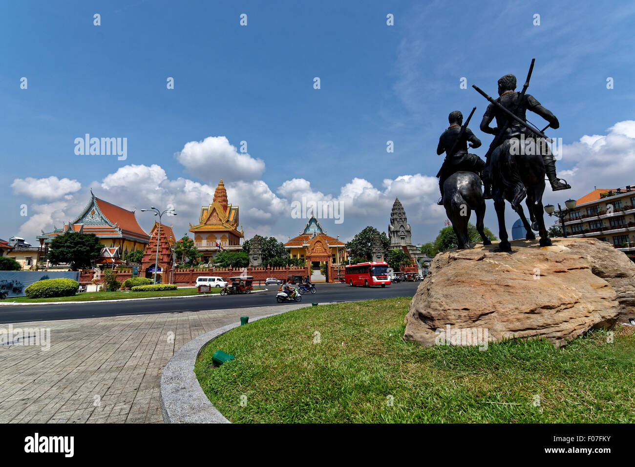 Wat Ounalom, Statua della Libertà, Riverside, Sisowath quay, Phnom Penh, Cambogia, tuc-tuc, bus, motocycles Foto Stock
