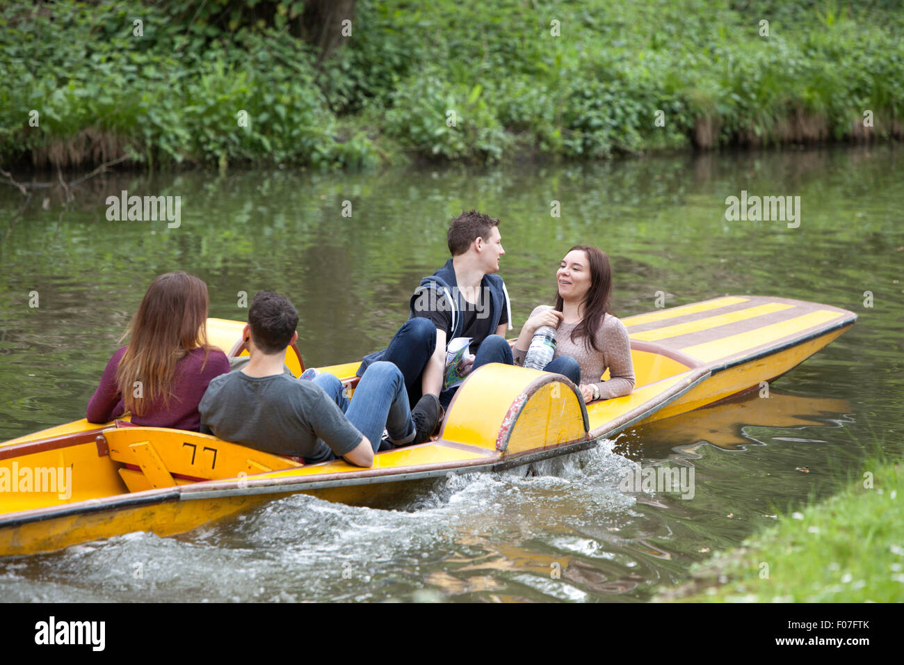Giovani godendo una giornata in barca sul fiume Cherwell in Oxford, Oxfordshire, England, Regno Unito Foto Stock