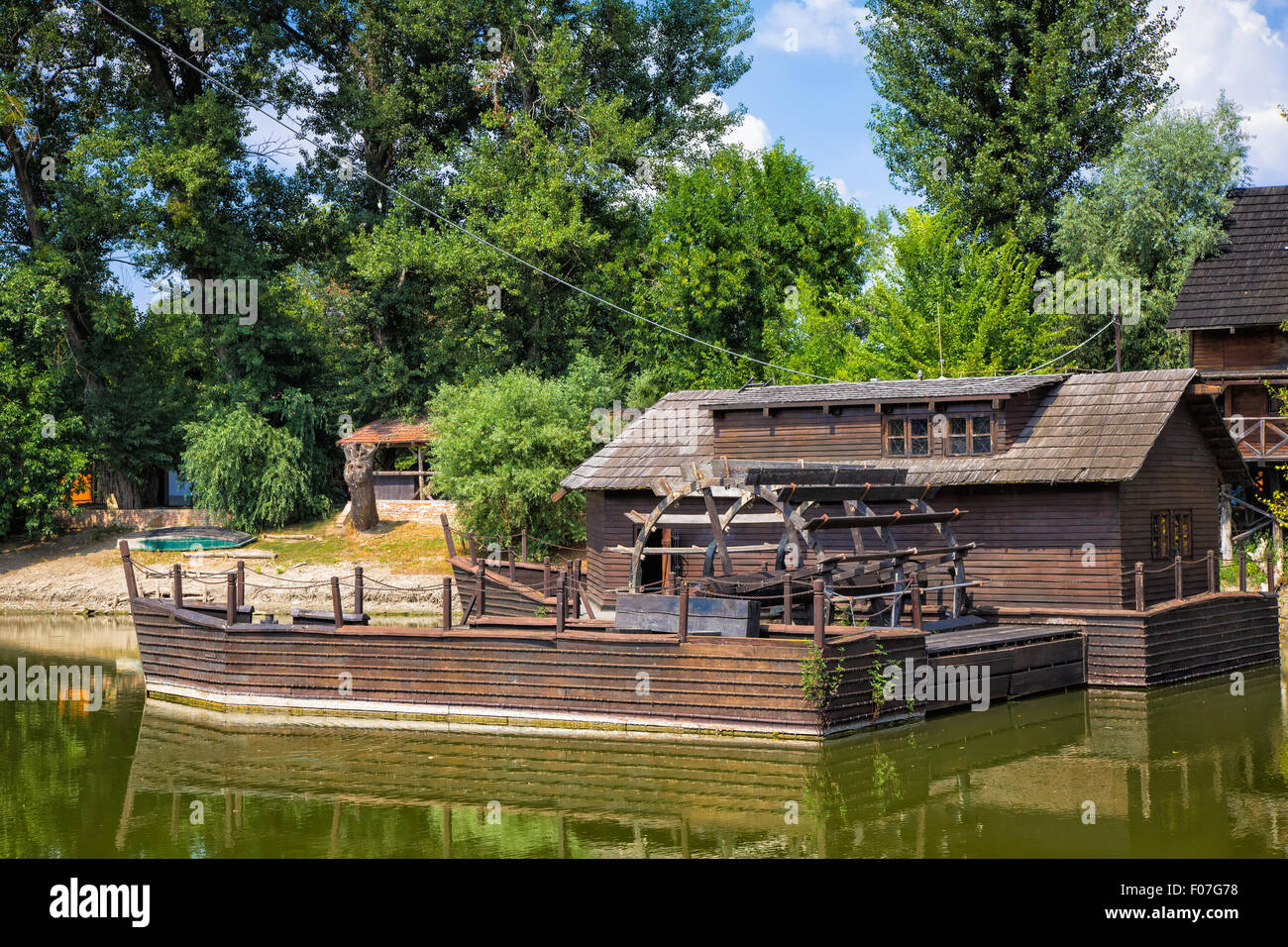 Mulino ad acqua sul piccolo Danubio vicino al villaggio di kolarovo, Slovacchia, europa Foto Stock