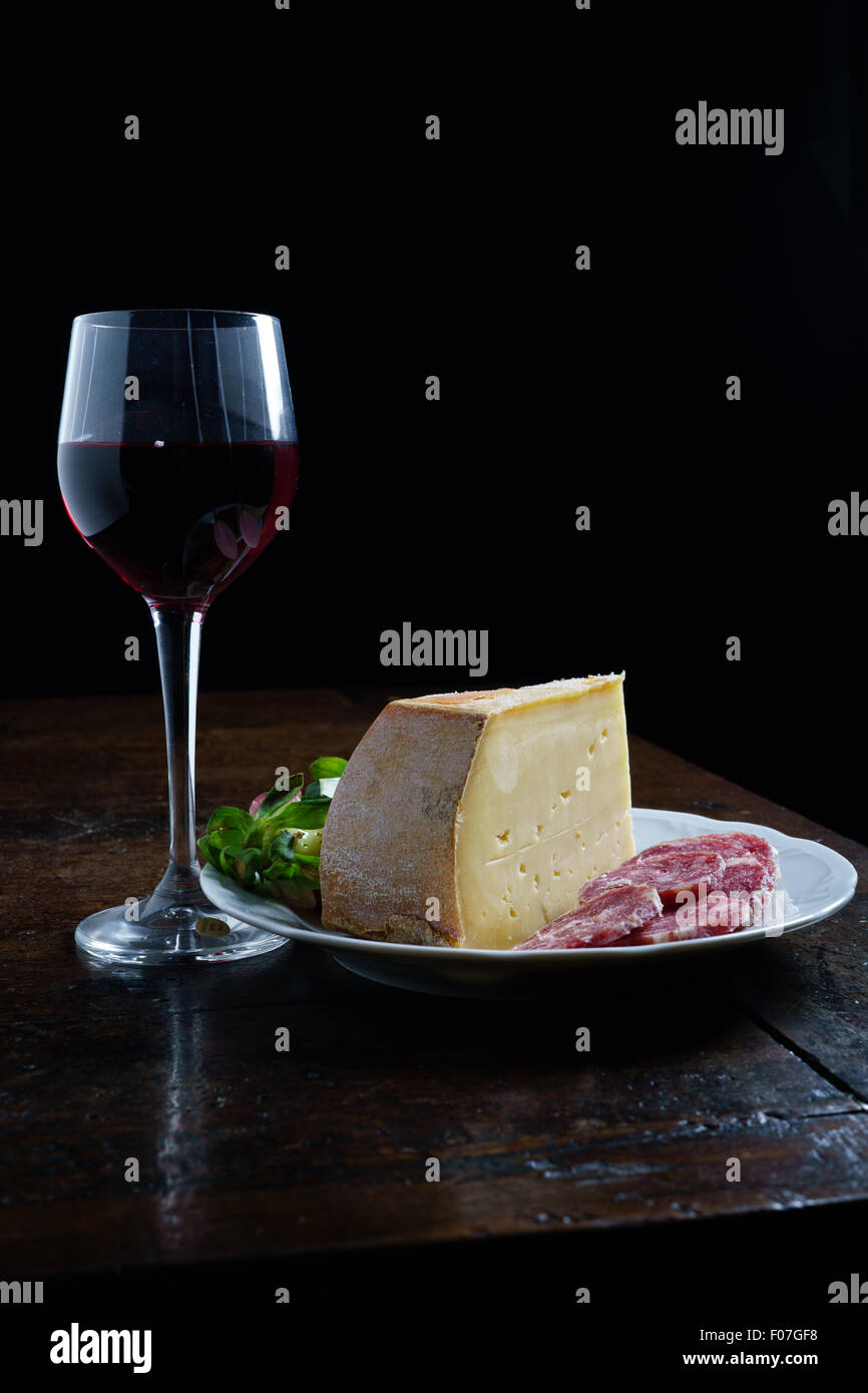 Il cibo italiano e italiano vino rosso su un marrone vecchia tabella Foto Stock