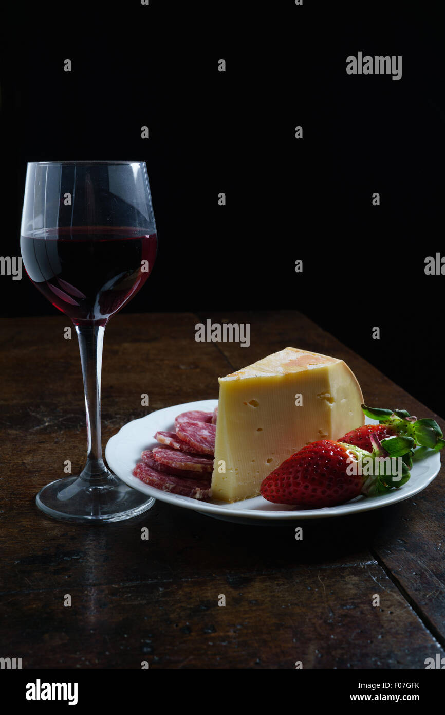 Il cibo italiano e italiano vino rosso su un marrone vecchia tabella Foto Stock