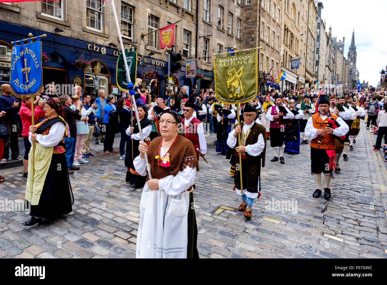 Banda De Gaitas Resping da Madrid, Spagna a Pipefest 2015 Edinburgh marciando nella Royal Mile Foto Stock