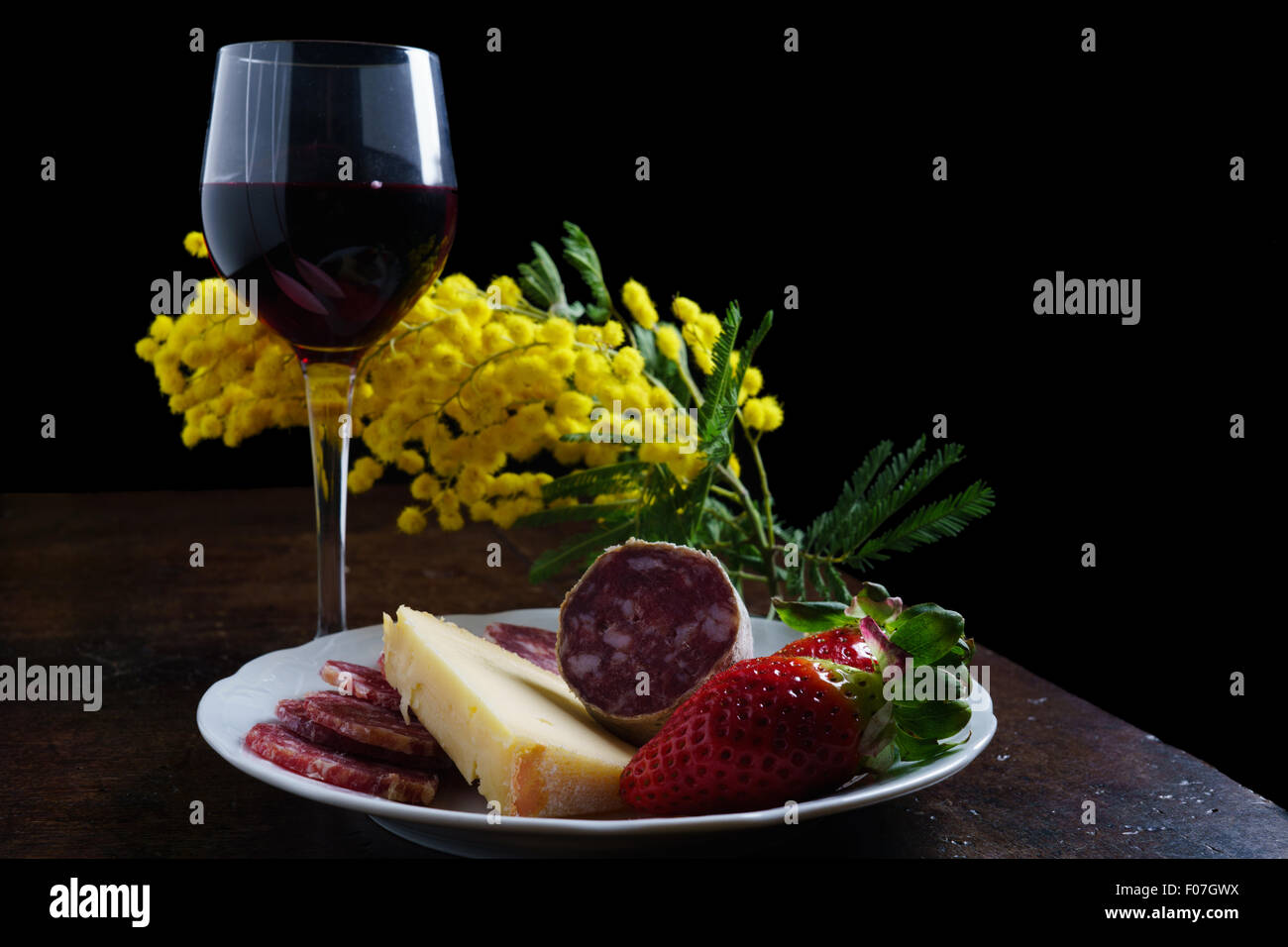 Il cibo italiano e italiano vino rosso su un marrone vecchia tabella Foto Stock